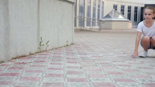 Colegiala llama perro en la calle y cachorro se acerca propietario — Vídeos de Stock