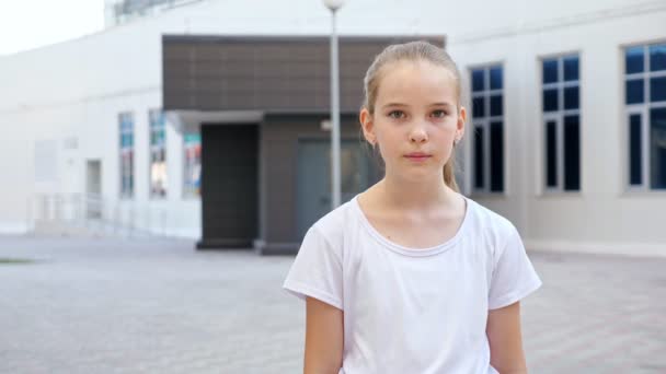 Rubia adolescente en camiseta realiza un gesto de pulgar hacia arriba — Vídeos de Stock