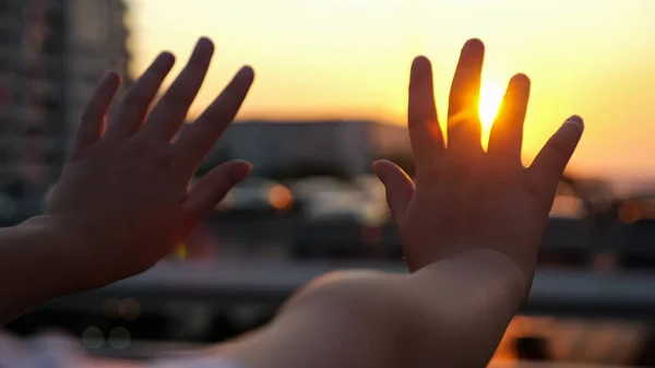 Studentessa mani sul ponte contro luminoso tramonto primo piano — Foto Stock
