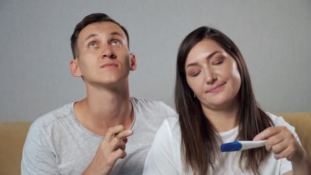 Erkek ve kadın hamilelik testinin sonucunu dört gözle bekliyorlar. Yaklaşan ebeveynliğin mutluluğu — Stok video