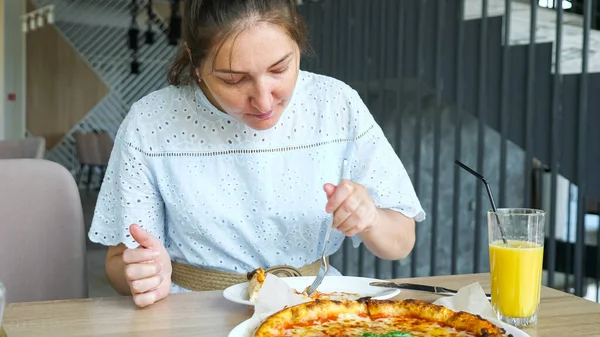 Lady come pizza disfrutando en el restaurante — Foto de Stock