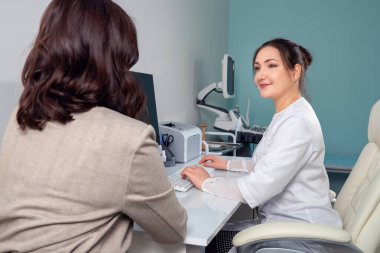 Kadın doktor kadın hasta şikayetlerini dinliyor, hafıza kaybı yaşıyor.