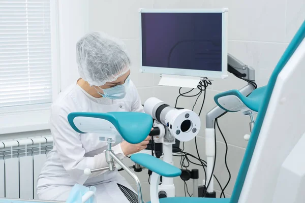 Arzt bereitet Kolposkop vor Eintreffen des Patienten vor — Stockfoto