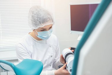 Jinekolog hasta gelmeden önce koloskopu hazırlar.