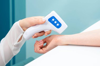 Elektronik termometreyle sıcaklık ölçümünün yakın plan görüntüsü