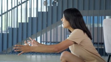 Komik küçük kız annesine koşar ve genç kadın çocuğu kaldırır.