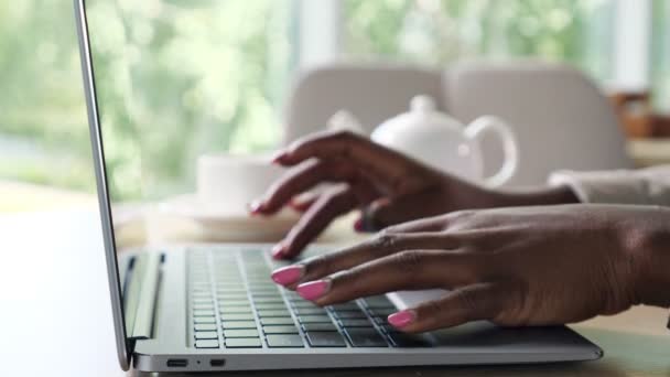 Афроамериканка печатает на клавиатуре в кафе — стоковое видео