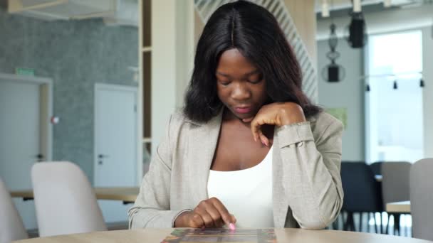 Une femme d'affaires afro-américaine choisit des plats dans un café — Video