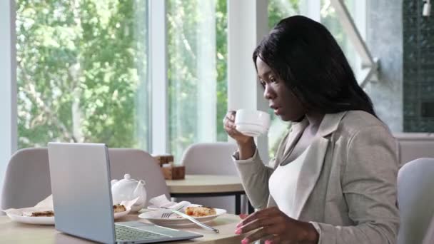 Afroameričanky na notebooku proti oknu kavárny — Stock video