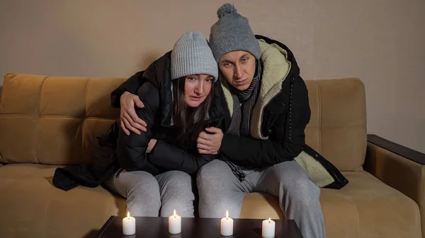 Üzgün, donmuş çift rahat koltukta ısınmaya çalışıyor.