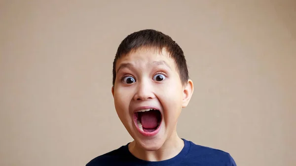 Портрет усміхненого хлопчика, що відкриває рот широким повільним рухом — стокове фото