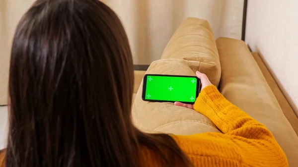 Woman with long loose hair holds green screen smartphone — Stock Photo, Image