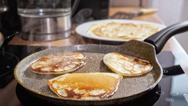 Close-up van mini pannenkoeken op een hete koekenpan — Stockfoto