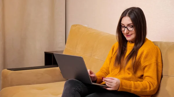 Experienced online shopper holds credit card and types — Stock Photo, Image