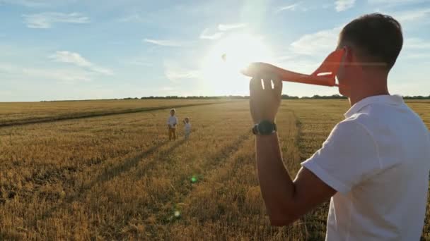 인간은 맨 필드에 있는 작은 아들들을 향해 빨간 비행기를 조종한다 — 비디오