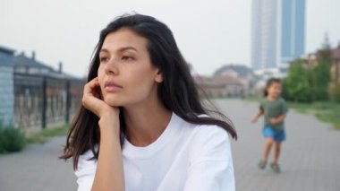 Oyuncu Koreli kız koşar ve düşünceli annenin sırtına atlar.