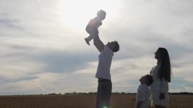 Genç baba, büyük oğlanla anne ve oğlunu birbirine düşürüyor.