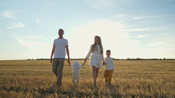 Famiglia padre madre e figli piccoli figli camminano unendo le mani — Video Stock