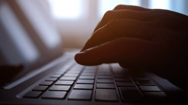 Dizüstü bilgisayardaki kadın tiplerinin yakın çekim görüntüleri