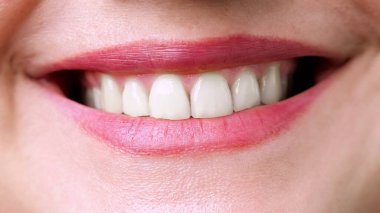 Tanınmayan bir kadının gülümsemesine yaklaş.