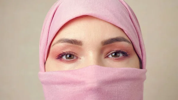 Femme musulmane dans un foulard rose couvrant complètement le visage — Photo