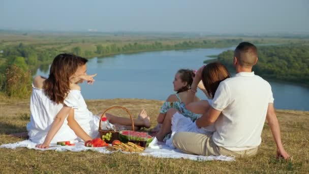 Velká rodina má výhled na řeku na slavnostní piknik v létě — Stock video