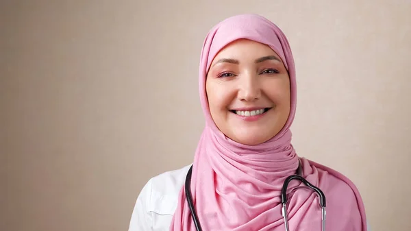 Medico donna in hijab con fonendoscopio sul collo sorridente guardando la macchina fotografica — Foto Stock