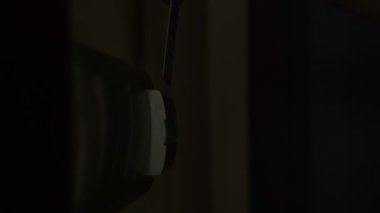 Tanınmayan bir kadın otel odasındaki bir anahtara anahtar kartı koyar. Otel odasının ışığını açmak için anahtar kartı yerleştiriliyor.