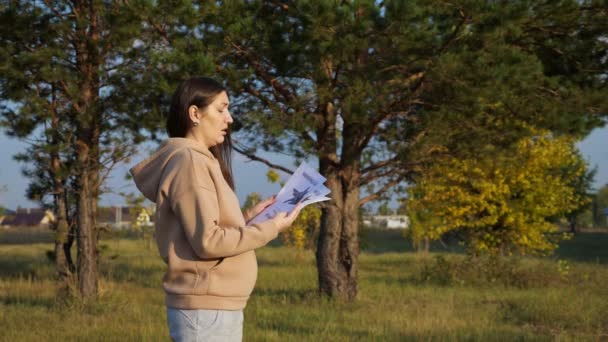 Vrouw zucht zwaar en geeft poster van vermiste kat aan man — Stockvideo