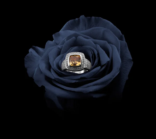 Mawar pada latar belakang hitam dengan cincin topaz di dalamnya — Stok Foto