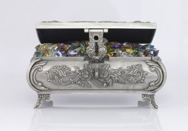 Değerli taşlar ile tabut