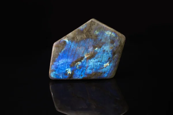 LABRADORITE MINÉRAL sur fond noir . — Photo