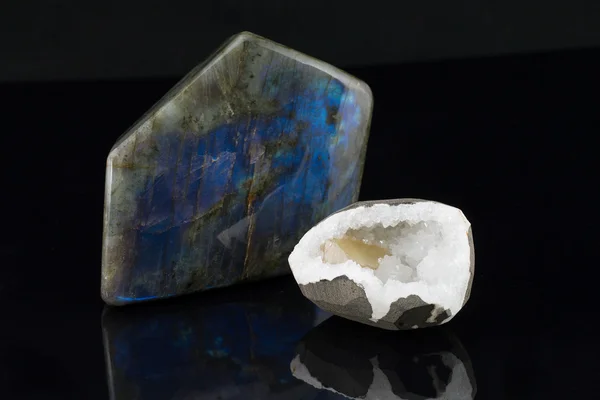 LABRADORITE MINERAL, геодезія на чорному тлі . — стокове фото