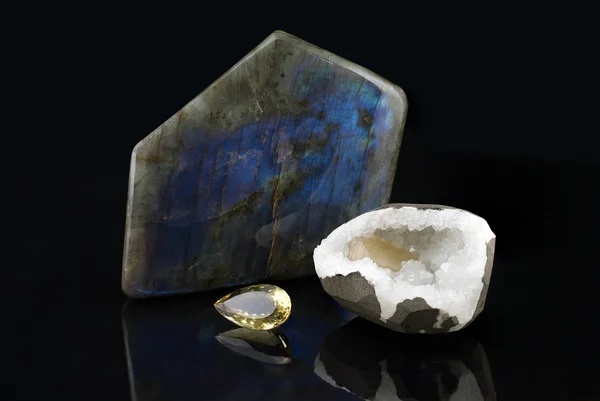 LABRADORITE MINERAL, геодезія та облицьований камінь на чорному тлі . — стокове фото