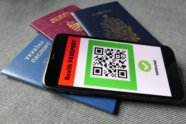 Smartphone Sfondo Grigio Con App Passaporto Sanitario Digitale Con Tre — Foto Stock