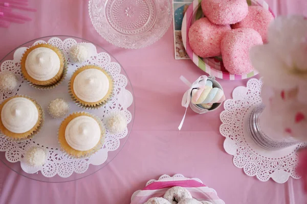 Şekerli pembe masa manzaralı.