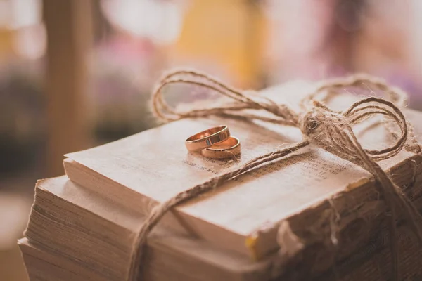 Alianças Casamento Noivado Com Fundo Livro — Fotografia de Stock