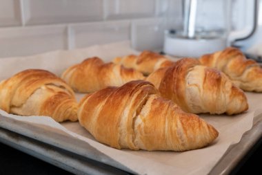 Kruvasan taze pişmiş ve ev yapımı kahvaltı için kağıt hazırlıyor.