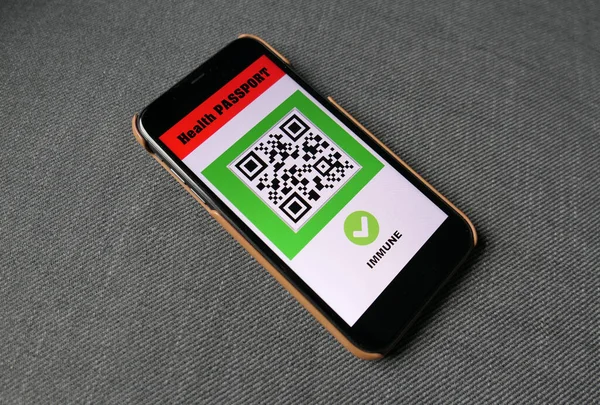 Smartphone Auf Grauem Hintergrund Mit Digitaler Gesundheitspass App Für Reisecovid — Stockfoto