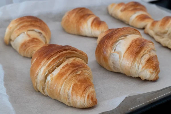 Croissant Forno Fresco Bordo Con Carta Forno Colazione Fatta Casa — Foto Stock