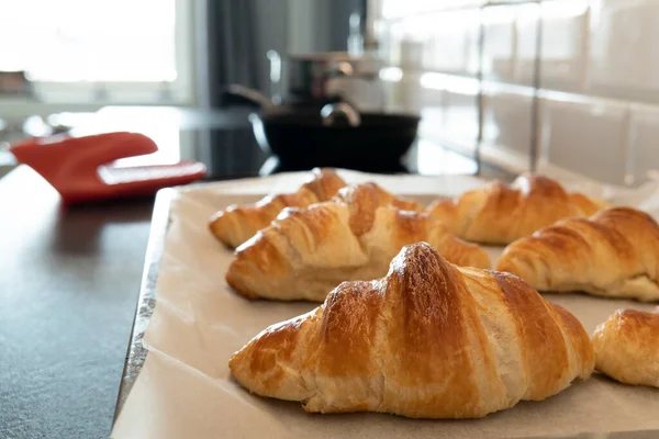 Croissant Forno Fresco Bordo Con Carta Forno Colazione Fatta Casa — Foto Stock