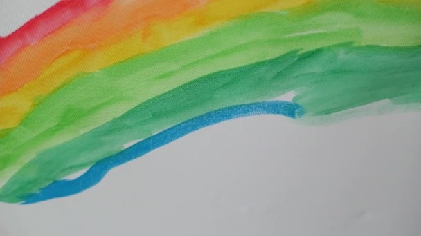 Ребенок Рисует Красочные Линии Искусства Красками Радуга — стоковое видео