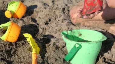 Plajda yazlık aletler. Su ve kumla oyna