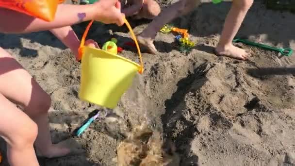 ビーチで夏の建築ツール 水と砂で遊べ — ストック動画