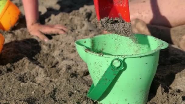 Verano Herramientas Construcción Playa Jugar Con Agua Arena — Vídeos de Stock