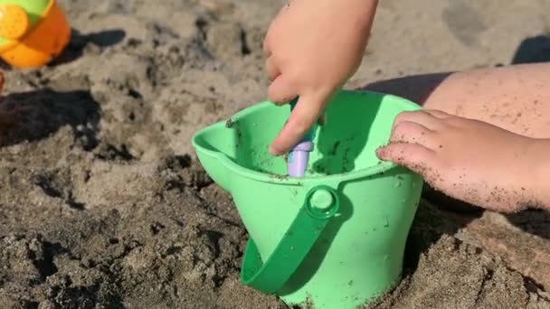 Sommer Bauwerkzeuge Strand Spiel Mit Wasser Und Sand — Stockvideo