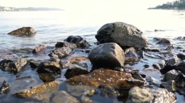 Kayalar berrak su deniz doğasında. yaz zamanı