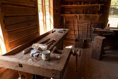 Kaba bir tezgahta klasik ahşap işçiliği aletleri. Marangozluk, işçilik ve el işi konsepti