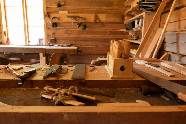 Vintage Houtbewerkingsgereedschappen Een Ruwe Werkbank Timmerwerk Vakmanschap Handwerk — Stockfoto