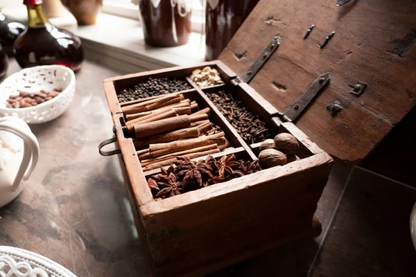 Baharat aromalı ahşap kutudaki baharat.